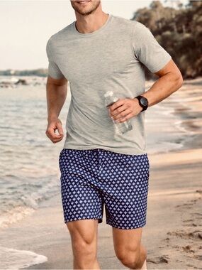 NWT Vuori Shorts Men’s Medium Navy Print 6” Inseam Swim Hybrid Athletic